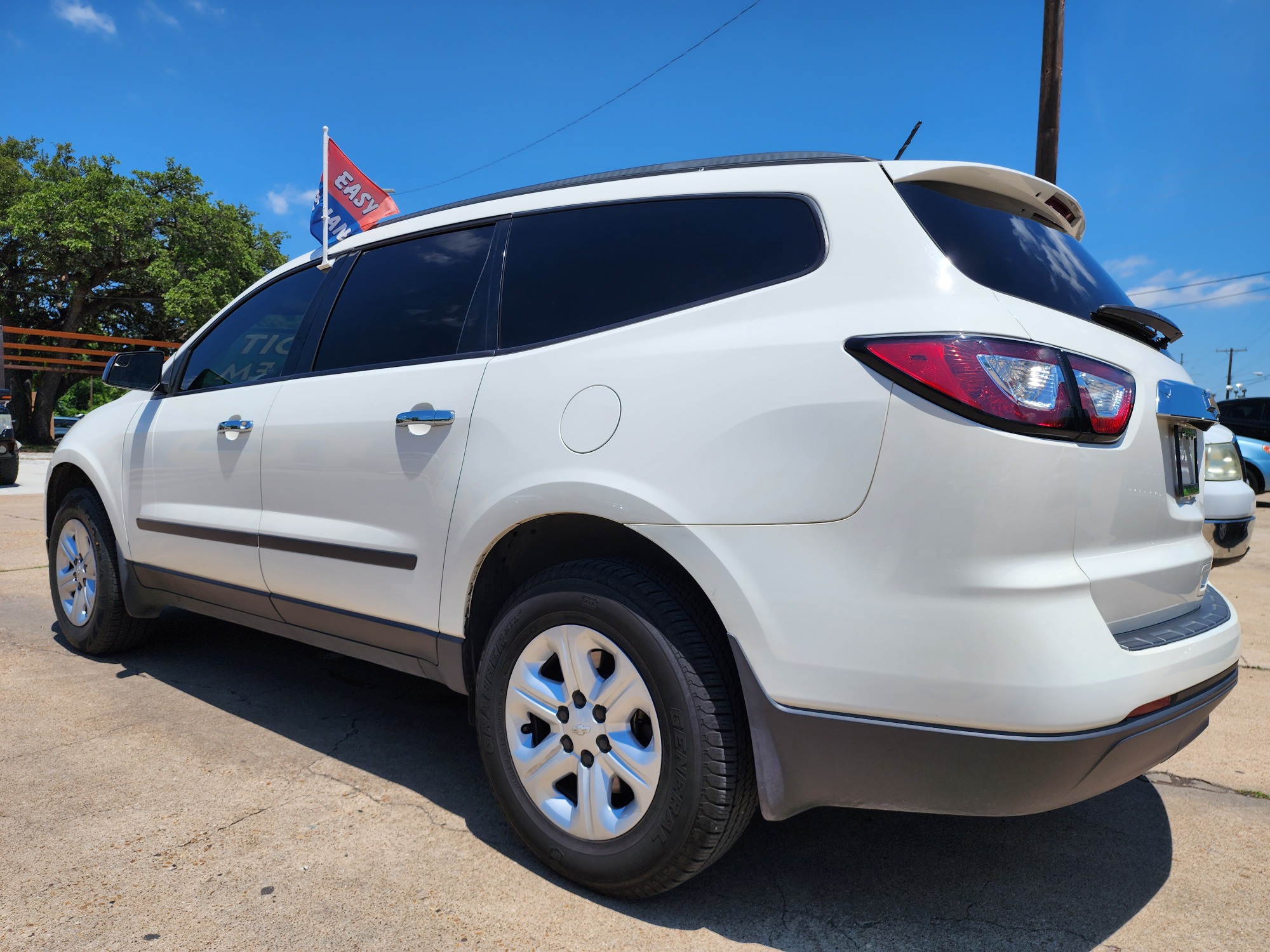 2014 WHITE Chevrolet Traverse LS w/PDC (1GNKRFED1EJ) with an 3.6L V6 DOHC 24V engine, 6-Speed Automatic transmission, located at 2660 S.Garland Avenue, Garland, TX, 75041, (469) 298-3118, 32.885551, -96.655602 - Photo #5